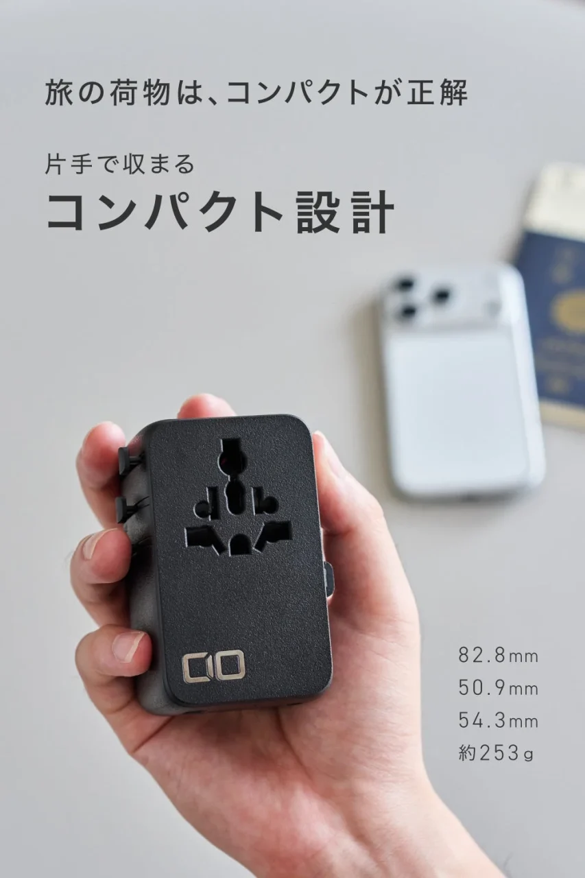 片手に収まるコンパクト設計の黒い変換プラグ付き電源タップ