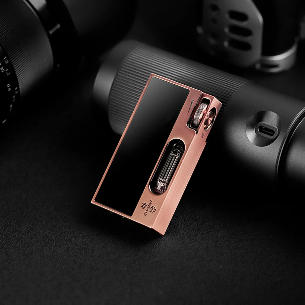 UA7 Copper 高強度銅合金筐体、黒い画面と真空管窓を備えた銅色の本体