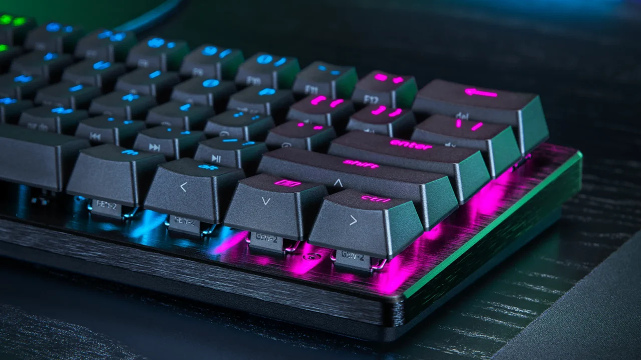 Razer Huntsman V3 Pro Mini 8KHzの矢印キー周辺と右側を斜めから写した、ピンクと青に光るキーボード