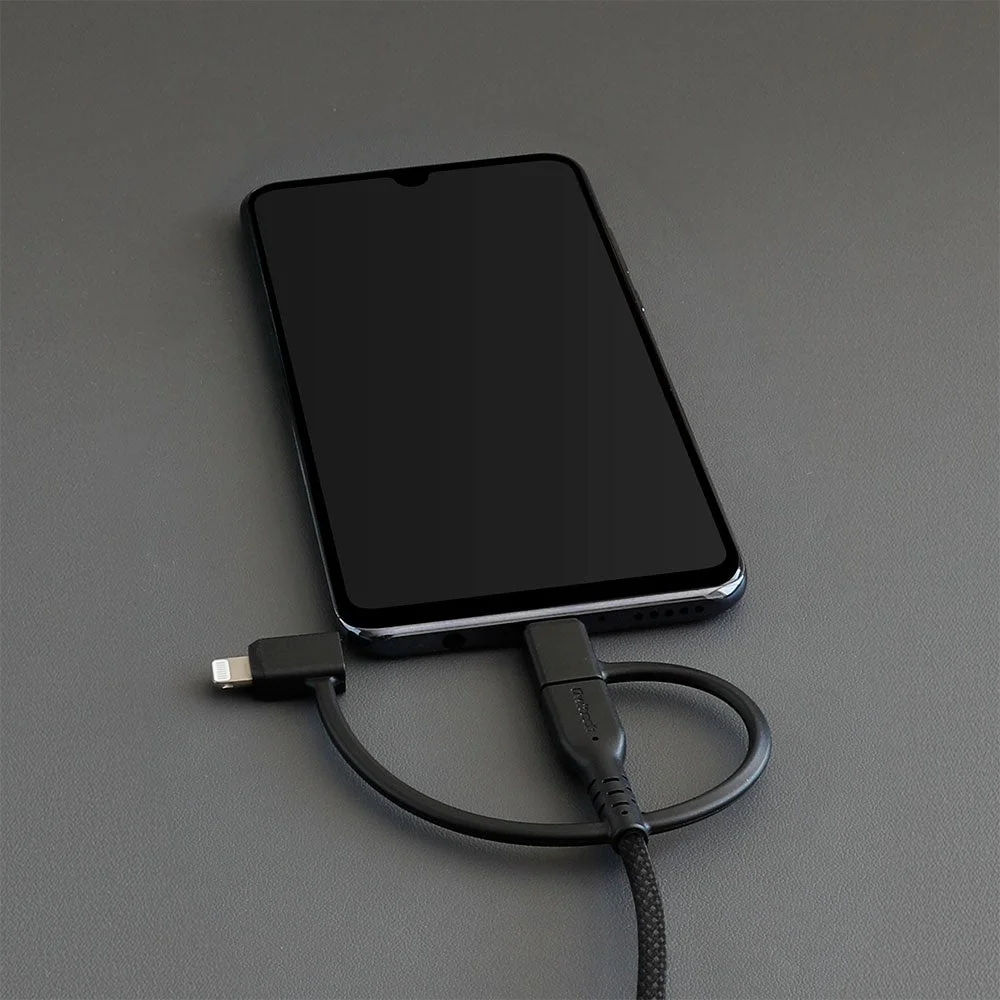 スマートフォンに接続された黒い3 in 1ケーブル。急速充電の様子