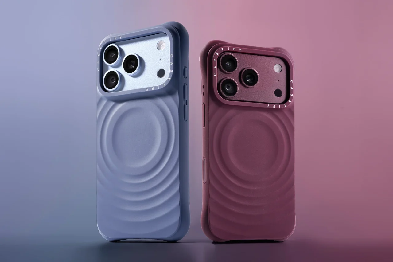 ブルーとバーガンディ系のウェーブ シリコンケースを付けた2台のスマホ