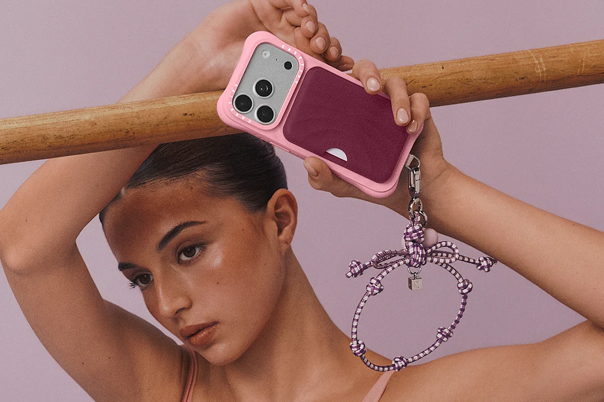 Built to be Styledコレクションのピンクのスマホケースとリストレットを持つ女性