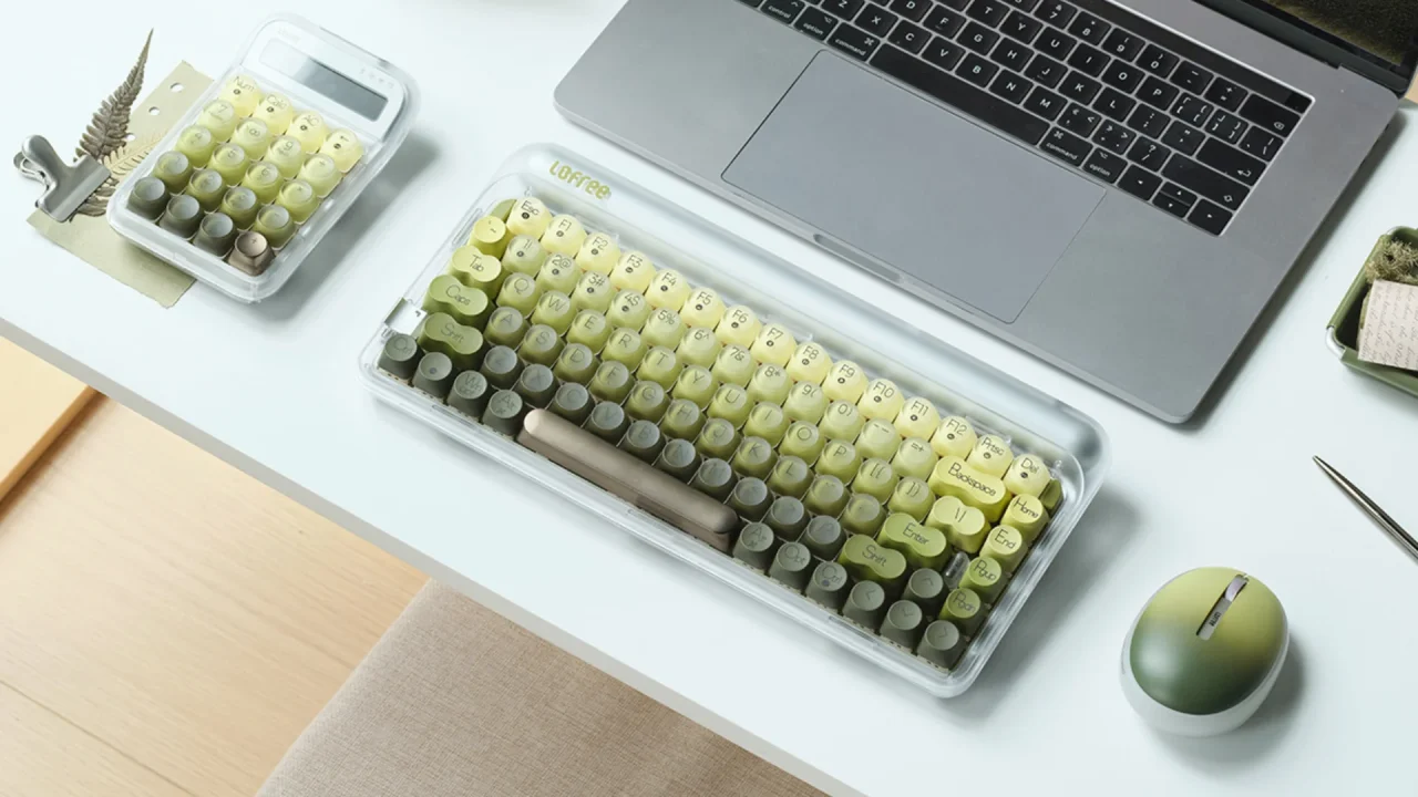 432Hz Polar Mossシリーズのキーボード、テンキーパッド、マウスをデスクに並べた様子