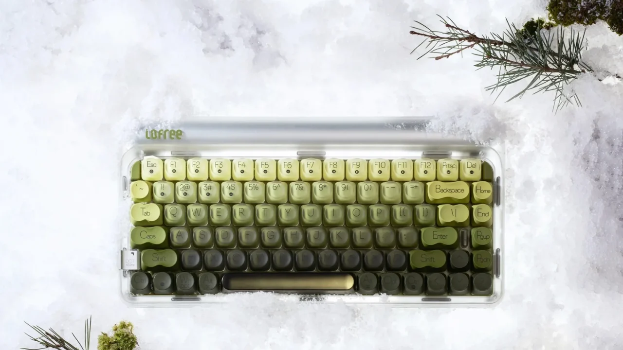 雪の上に置かれた432Hz Polar Mossワイヤレスメカニカルキーボード