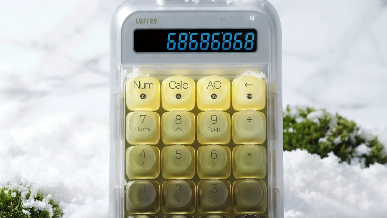 雪と苔の前に置かれた、数字表示つきの半透明テンキーパッド