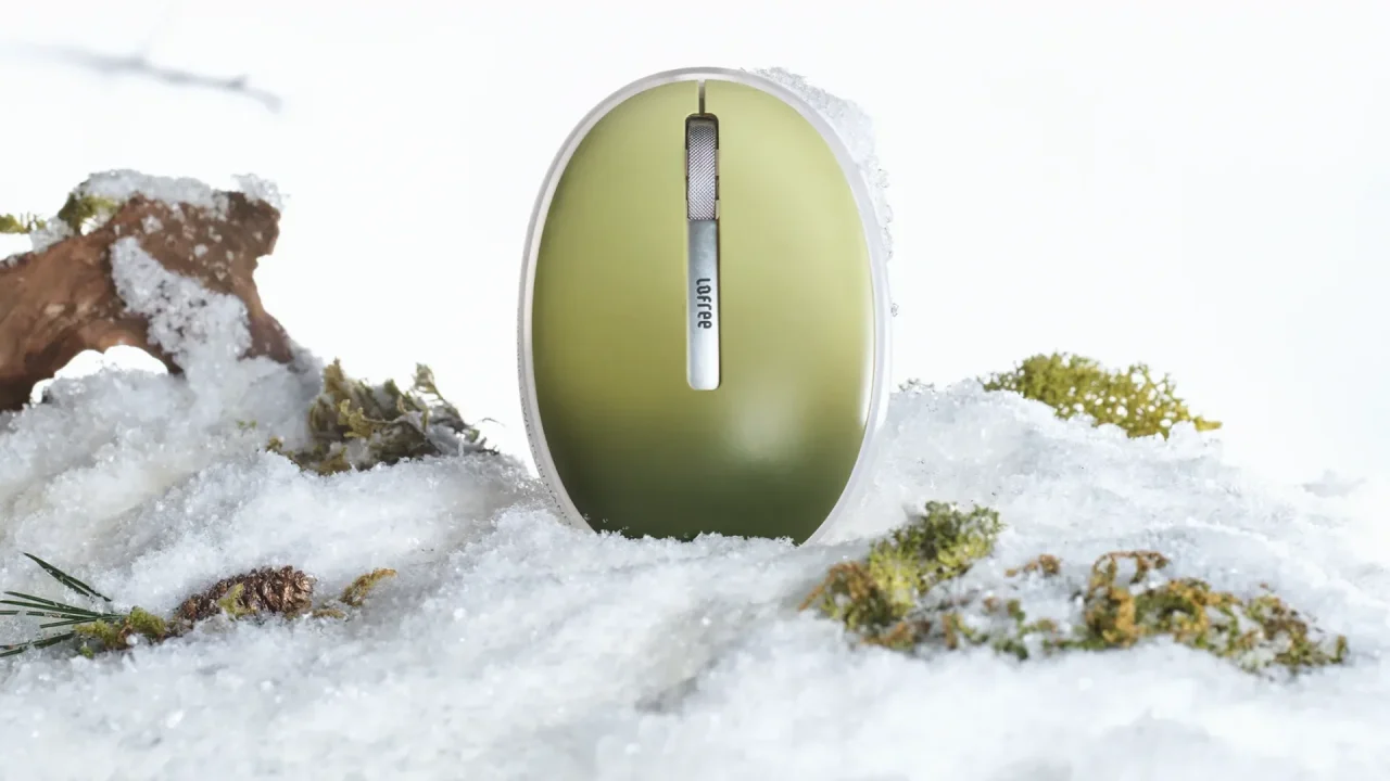 雪と苔の上に置かれた432Hz Polar Mossワイヤレスマウス