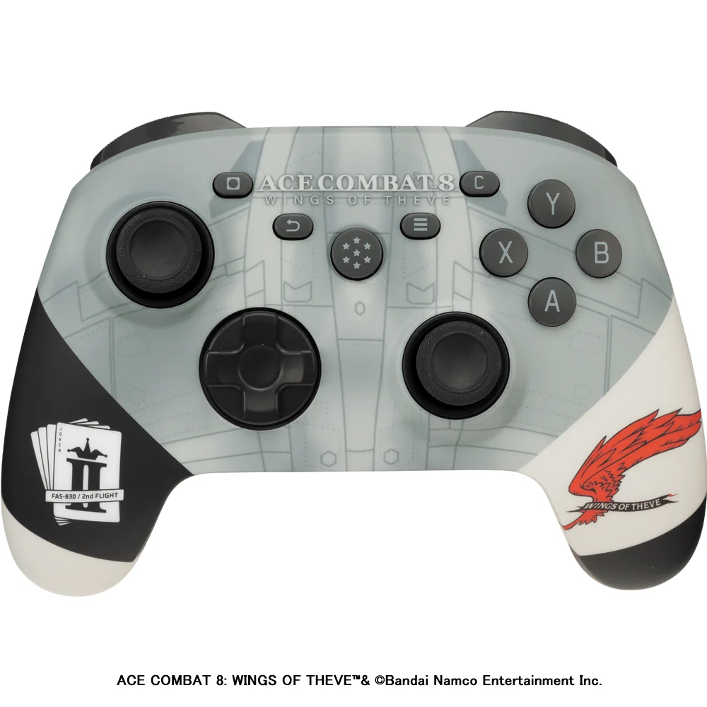 ACE COMBAT 8 ゲーミングコントローラー PRO（PC用）の正面、グレーの機体柄と赤い翼のマーク