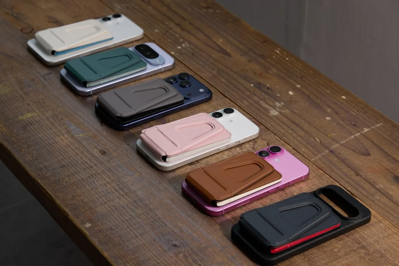 木の台に並ぶ6色のMAGLETTE 4-in-1を装着したスマホ