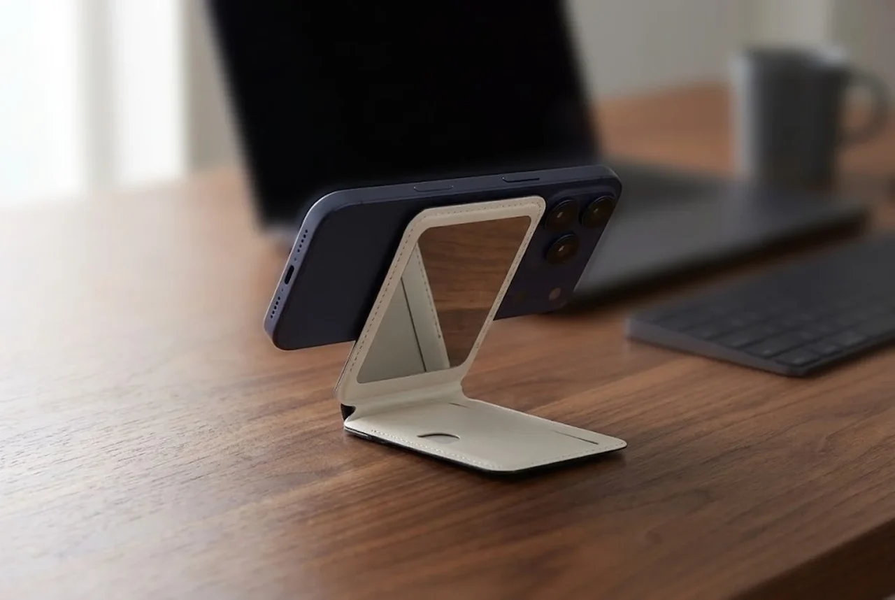 MAGLETTE 4-in-1のスタンド。アイボリー色でスマホを横向きに立てた様子