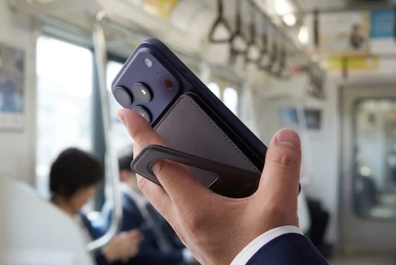 MAGLETTE 4-in-1のスタンド脚に指を通し片手で持つスマホ