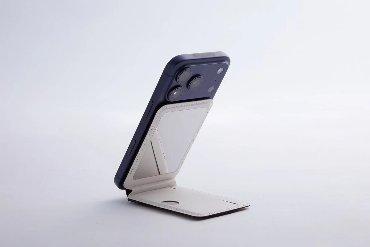 スマホ背面に装着したMAGLETTE 4-in-1のアイボリー色スタンド