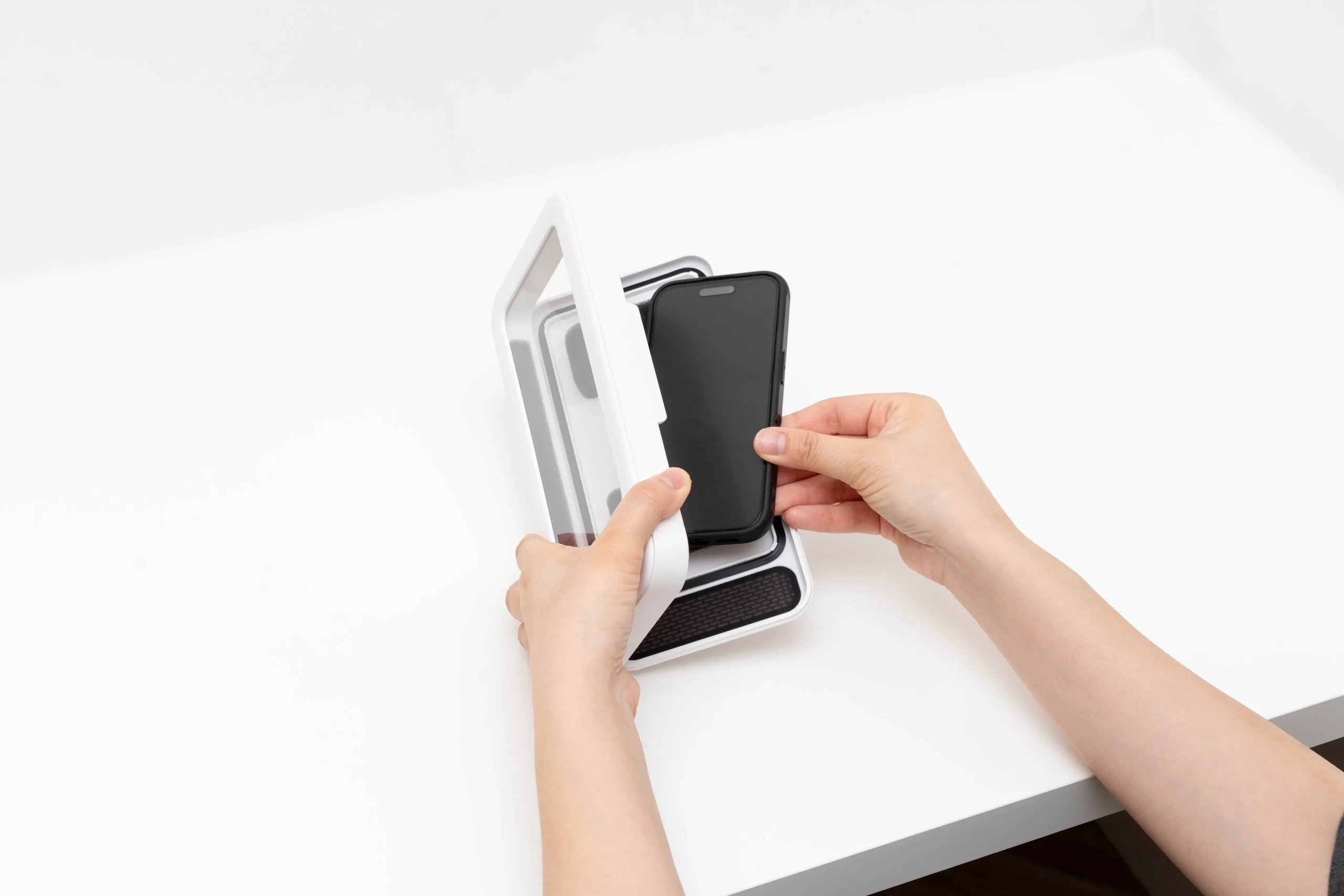 スマホ防水君 縦型Plusにスマホを縦向きに収納する様子
