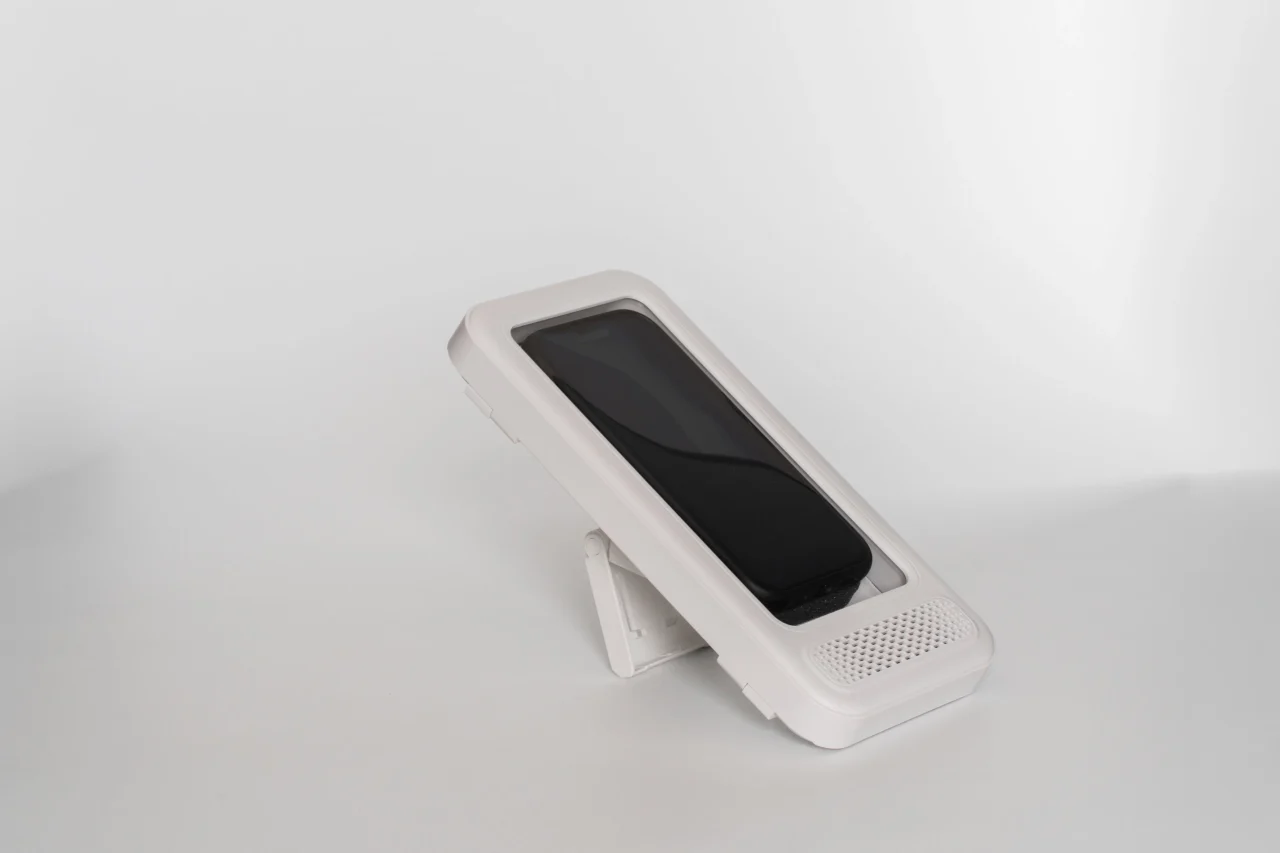 スタンドでも使用可能。スマホを縦に収納した白い防水ケースを立てた様子