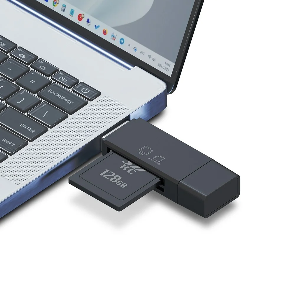 USB Type-A＋C メモリーカードリーダーをノートPCに挿し、128GBのSDカードを装着