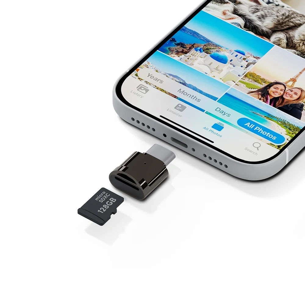 USB Type-C メモリーカードリーダーをスマホに挿し、microSDカードを並べた様子