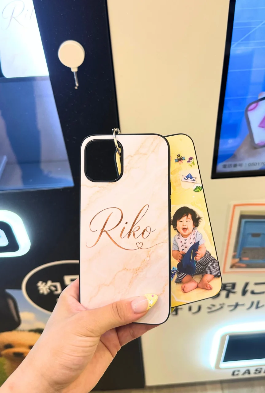 好きな写真を印刷したオリジナルスマホケース。名前入りと赤ちゃん写真入り