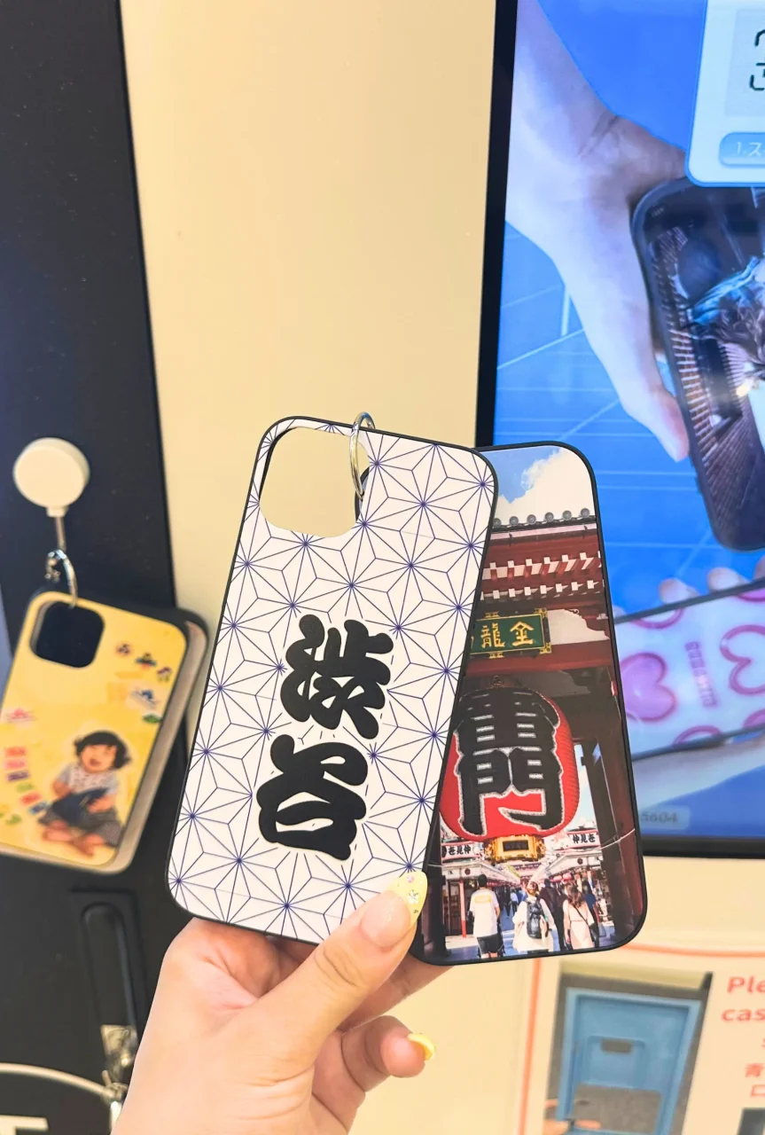 限定デザインと旅の思い出の写真を組み合わせたスマホケース2種