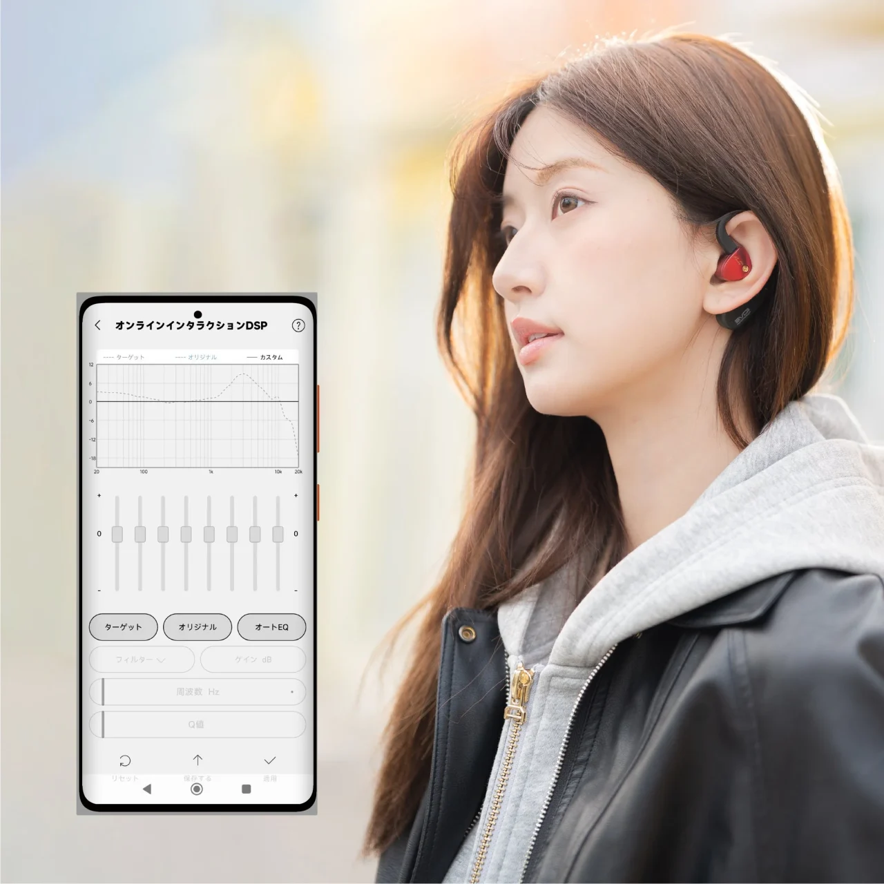 スマホの10バンド・パラメトリックEQ画面とイヤーフックを着けた女性