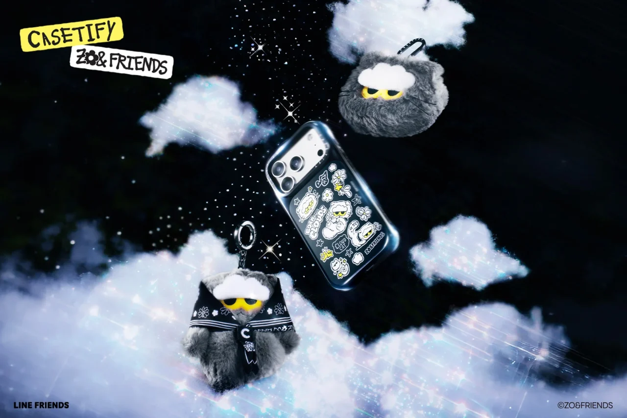 CASETiFY×ZO&FRIENDSのスマホケースとふわふわキーリングが雲と星空に浮かぶ