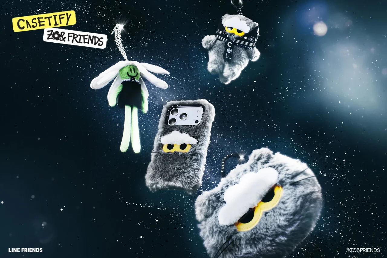 星空を背景に浮かぶ、ふわふわのZOA PLUSH CASEとキーリング