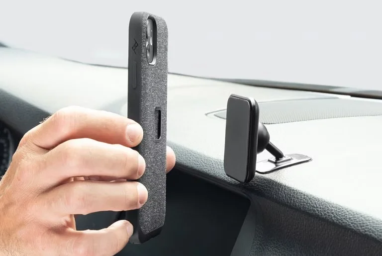 ソフトロック：車内ダッシュボードのマウントにスマホケースを手で近づける様子