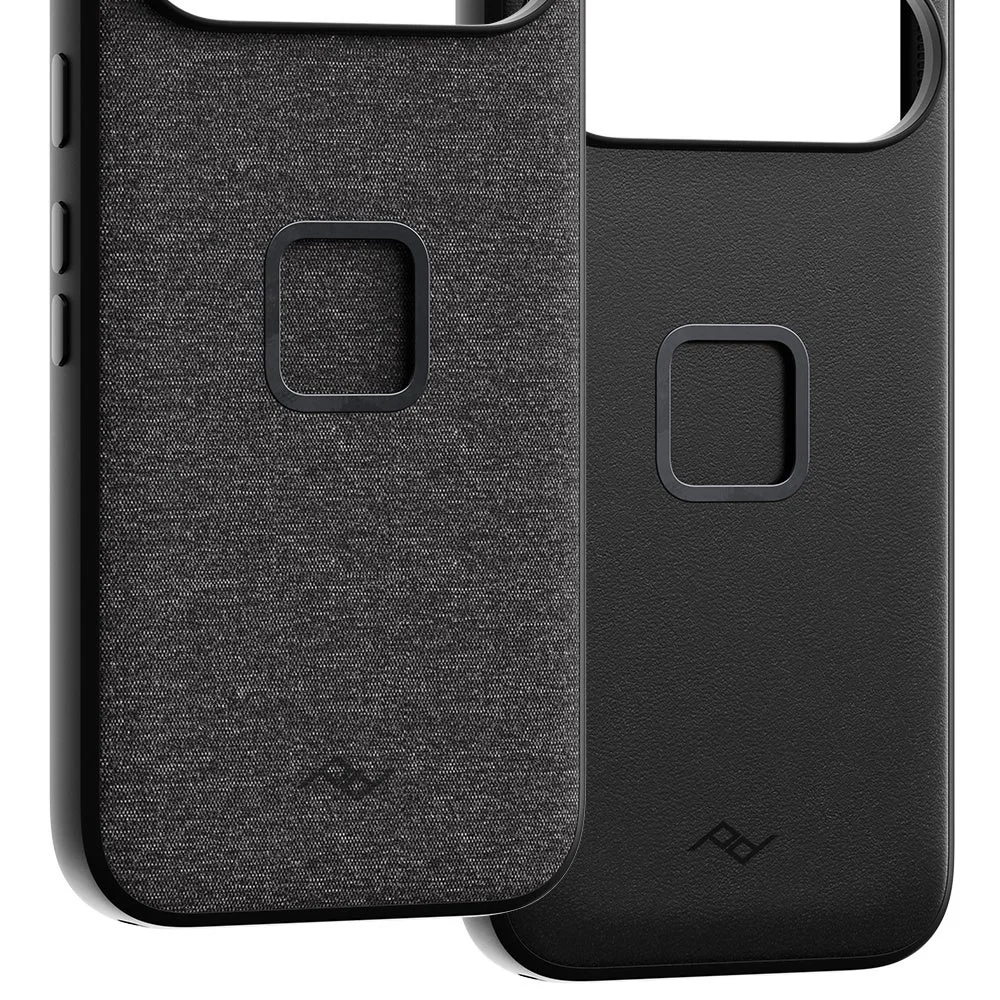 左がバーサシェル、右がエコレザーのスマートフォンケース背面