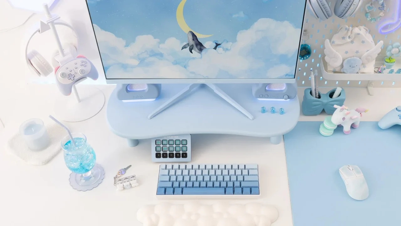 水色のモニタースタンドにモニターを載せた、パステルブルーのデスク