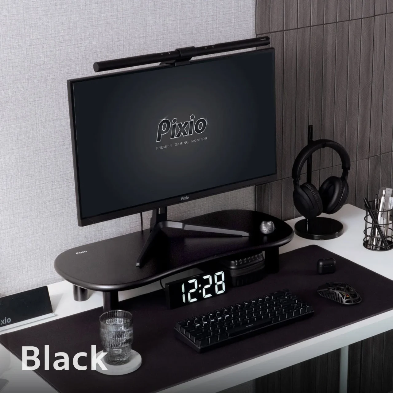ブラックのモニタースタンドPXRS1にPixioモニターを載せたデスク