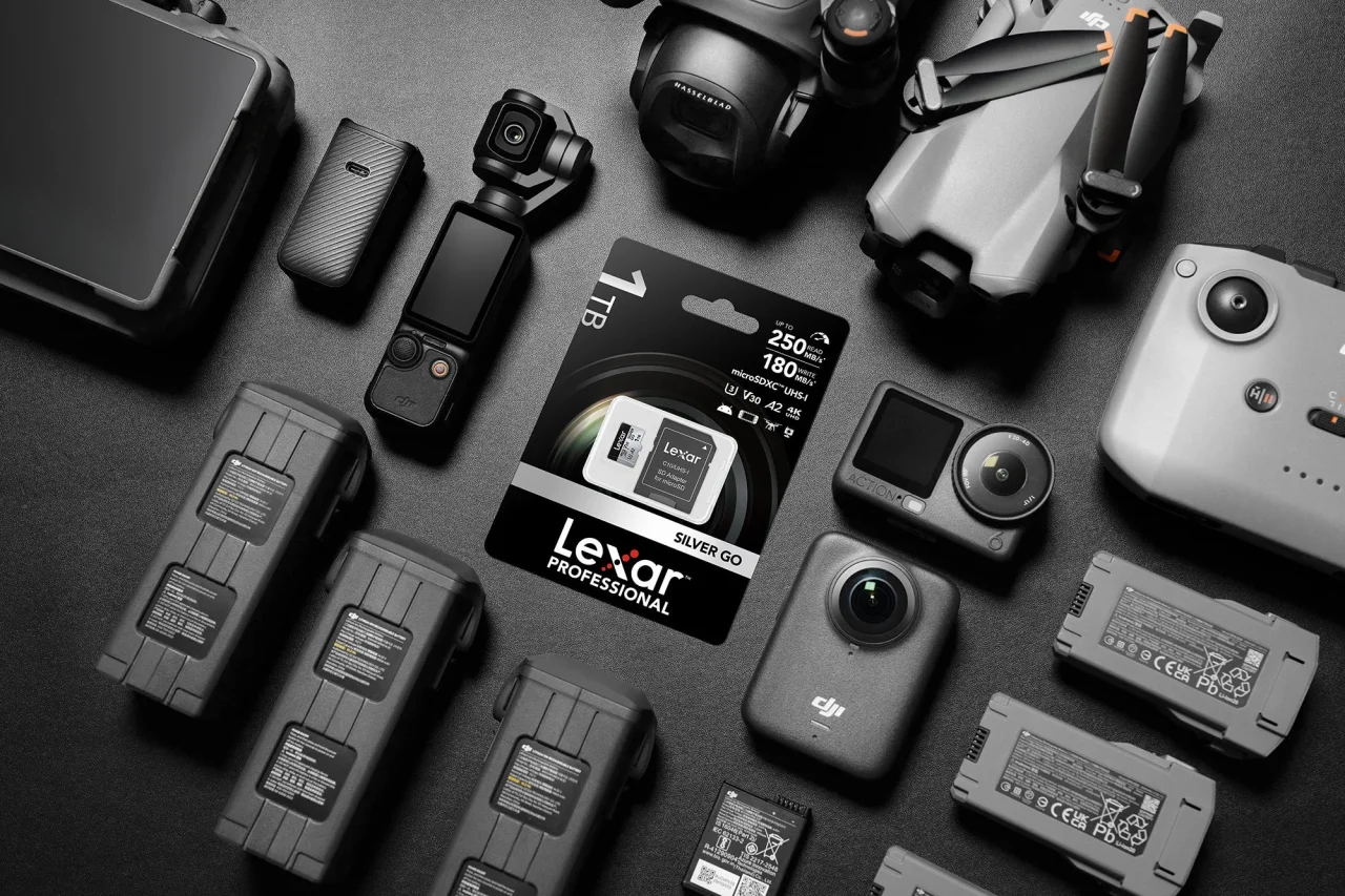 Lexar Professional SILVER GO 1TBのパッケージと周囲に並ぶ小型カメラやドローン、バッテリー