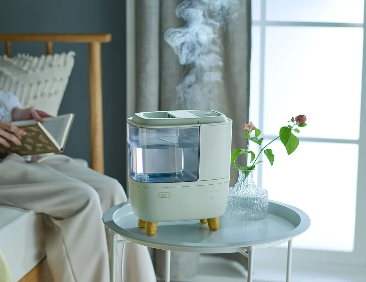 Toffy スチーム式加湿器＜1.8L＞を卓上に置き、蒸気が上る様子