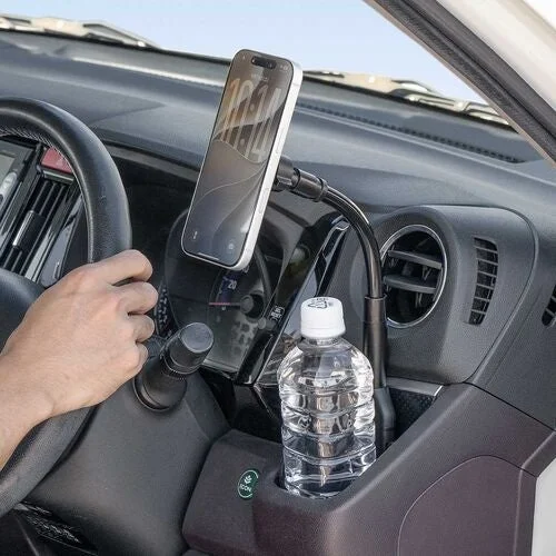 ドリンクホルダーに取り付けた車載スマホホルダーとペットボトル