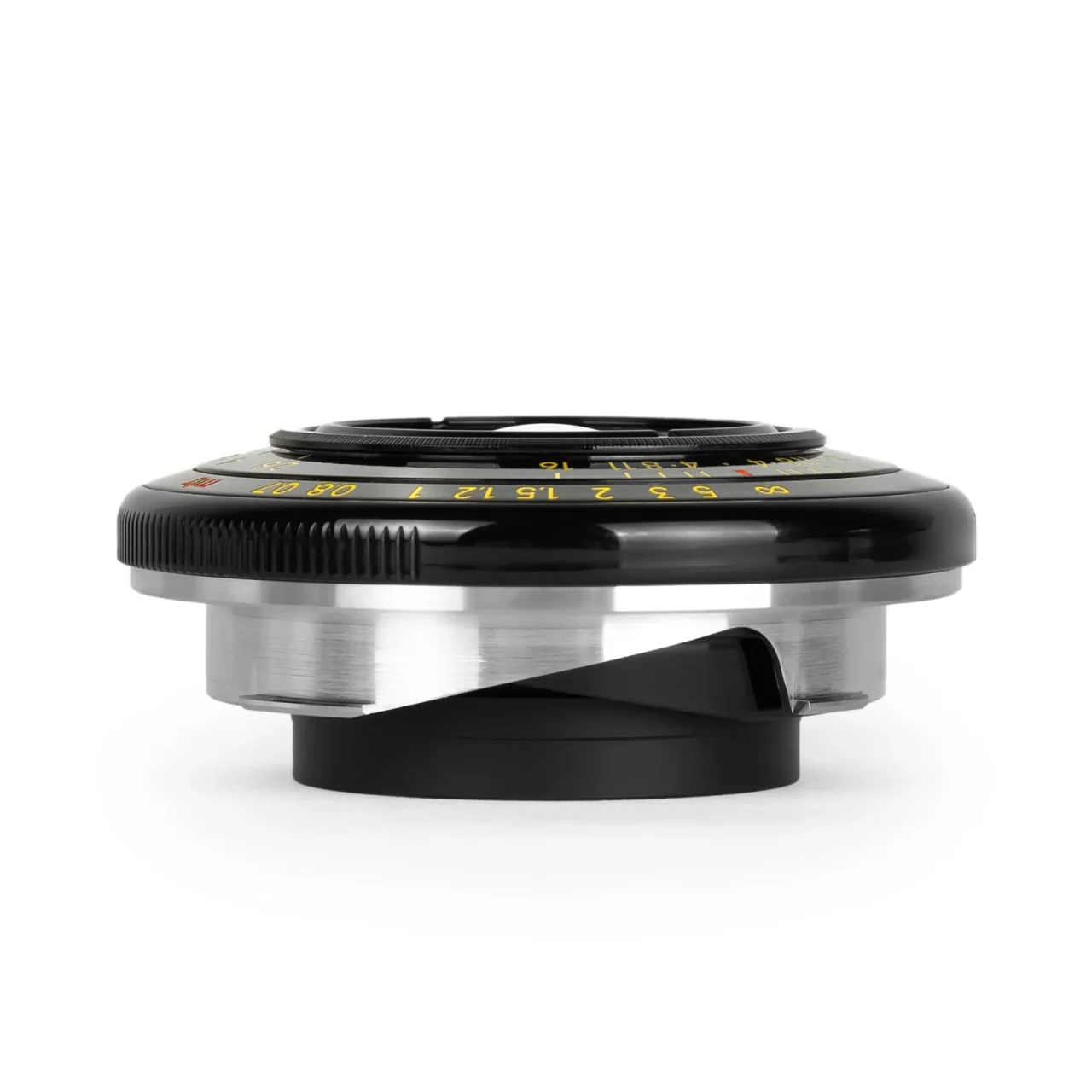 Brightin Star 28mm F2.8 ブラックの側面。薄型の黒い鏡筒と銀色のマウント