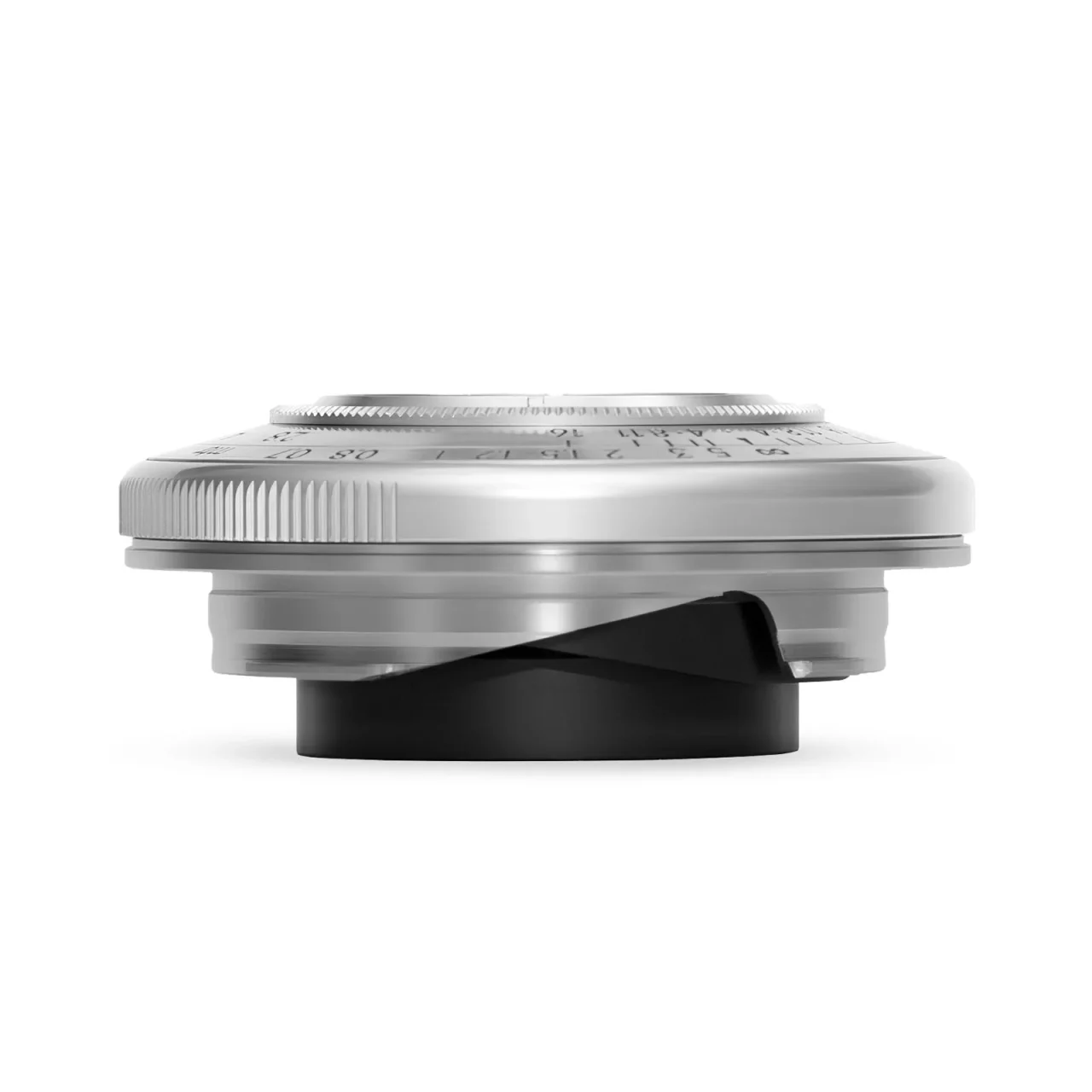 Brightin Star 28mm F2.8 シルバーの薄型レンズを横から見た外観
