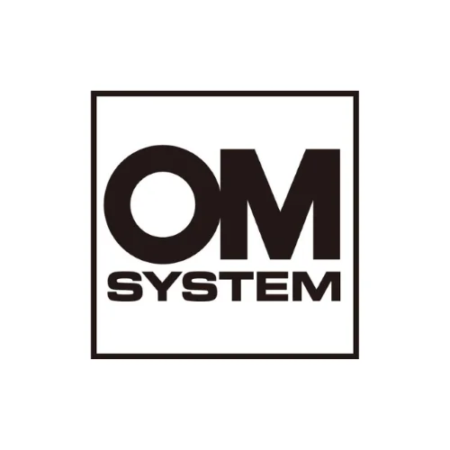 OM SYSTEMのロゴ。四角い黒枠内に黒字の「OM」と「SYSTEM」
