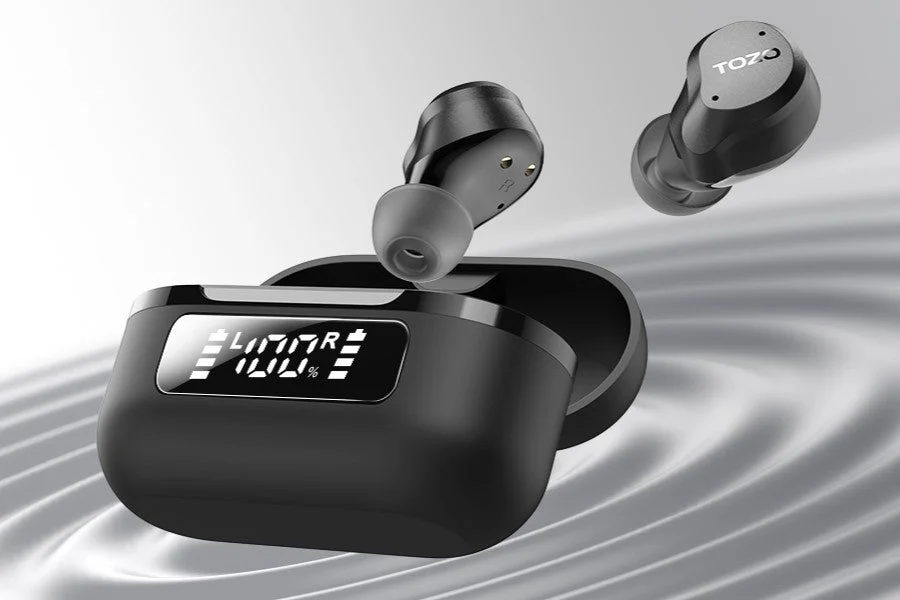 AeroSound 黒い充電ケースとイヤホン。ケースにデジタル表示