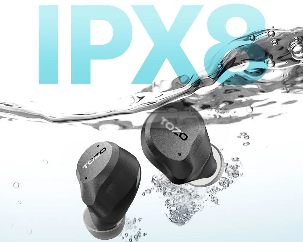 水中に沈むTOZOの黒いワイヤレスイヤホンとIPX8の文字