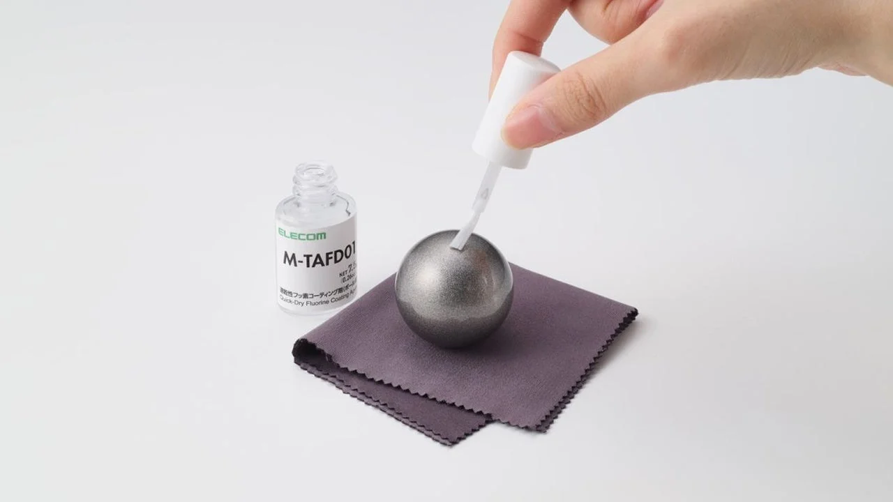 M-TAFD01のコーティング剤を金属ボールに塗る様子