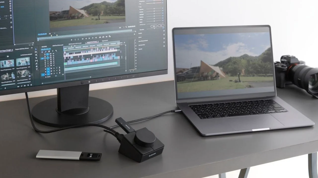 モニターとノートPCに接続されたキー&ダイヤル付きドッキングステーション