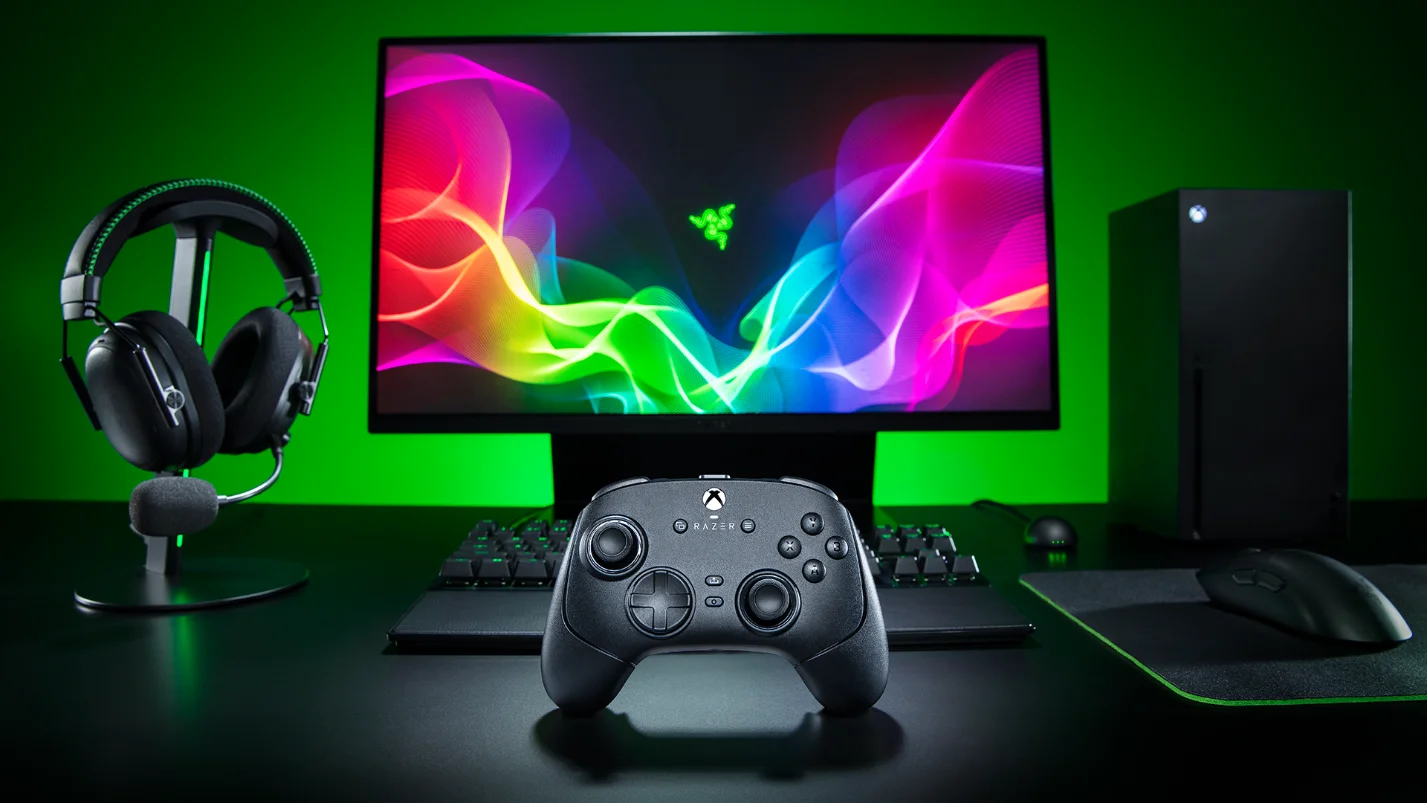 Razer Wolverine V4シリーズのコントローラーとモニター、ヘッドセットが並ぶデスク
