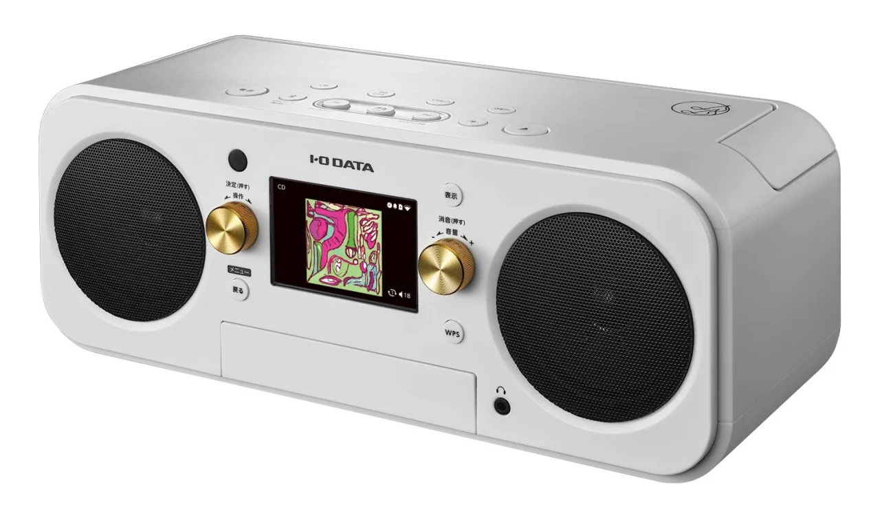 I-O DATAロゴ入り白いCDプレーヤーの前面。カラー液晶と金色ダイヤル