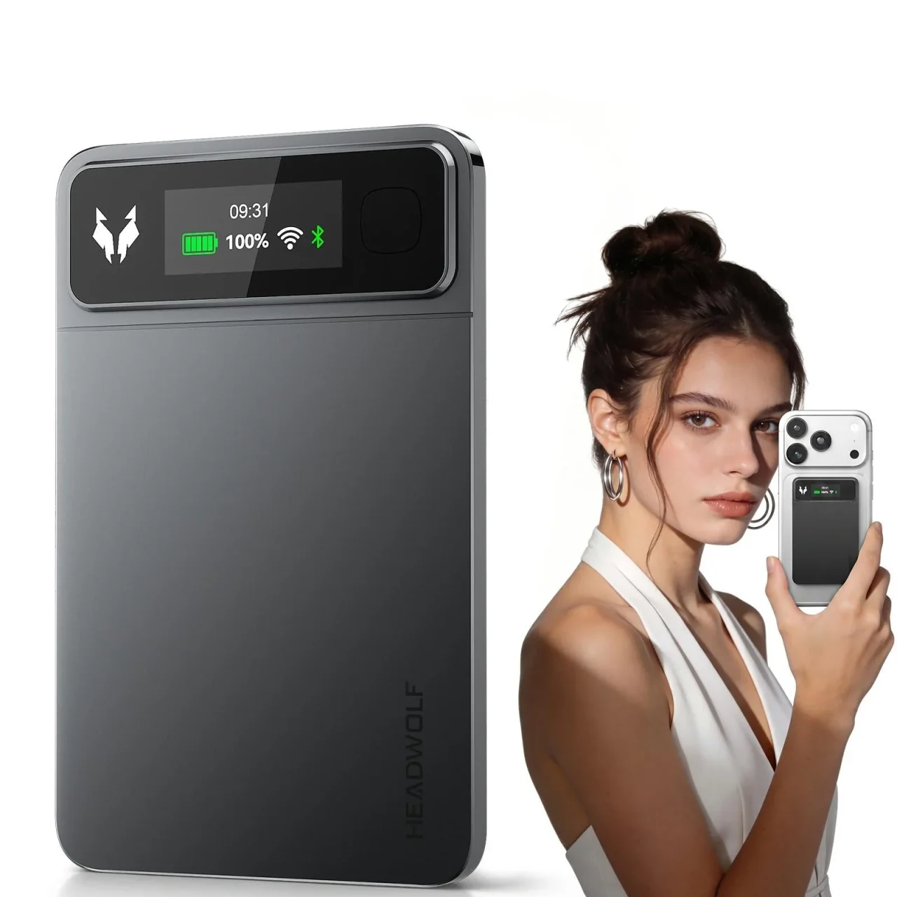 Hnote01 カード型AIボイスレコーダーと、背面に装着して持つ女性