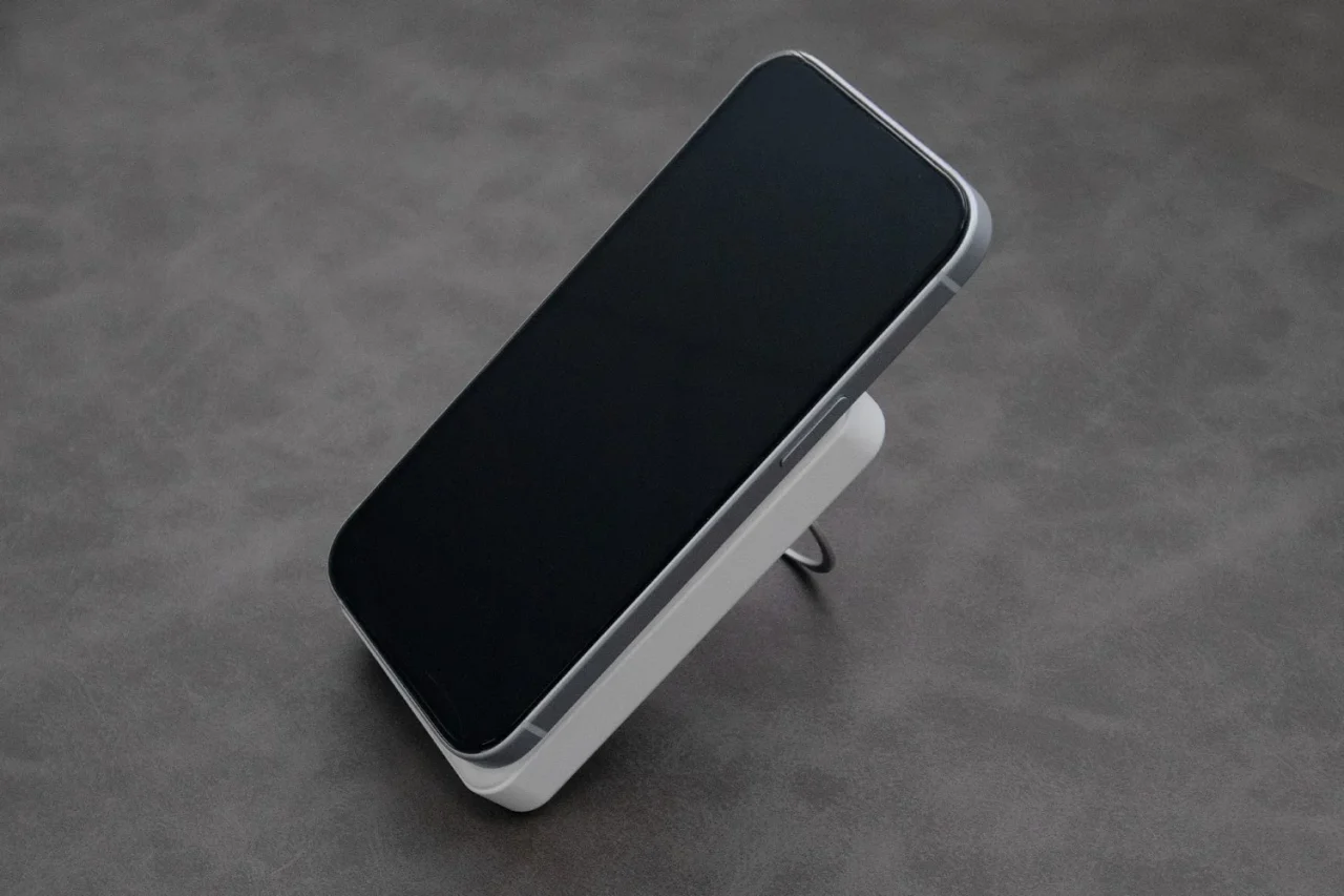 OWL-PBM10005Jシリーズに磁力でスマートフォンを縦向きに立てて載せた様子