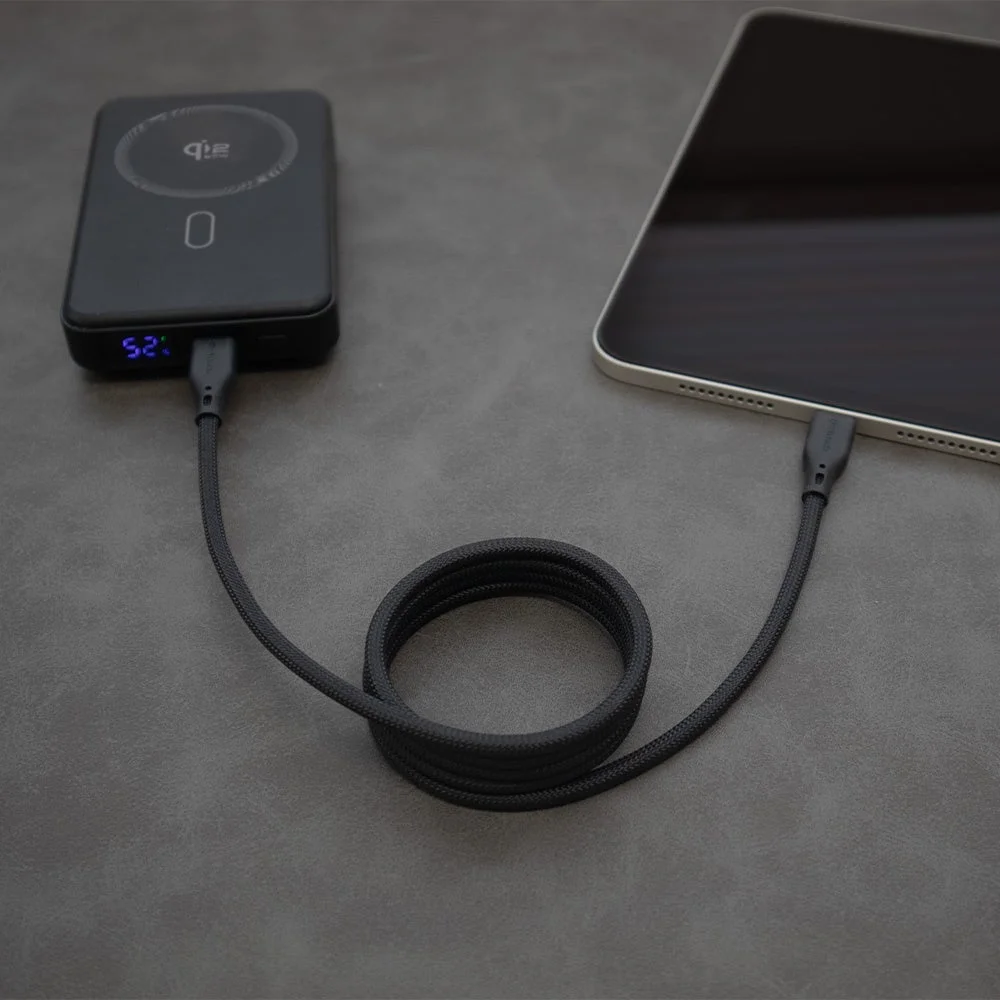 最大30W出力のUSB Type-Cポートでタブレットと接続した黒いモバイルバッテリー