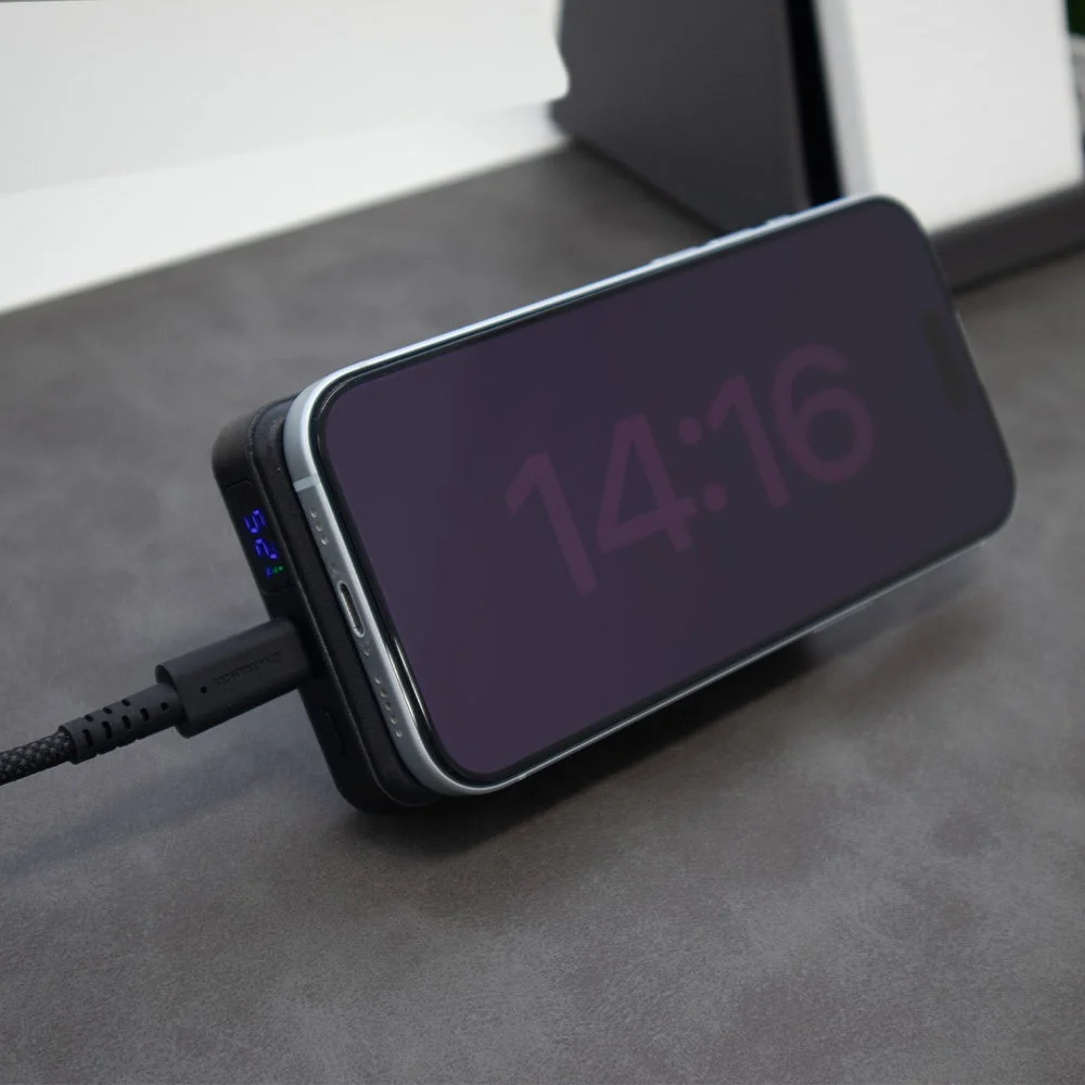 パススルー充電対応：ケーブル接続中のバッテリーにスマホが横向きで吸着