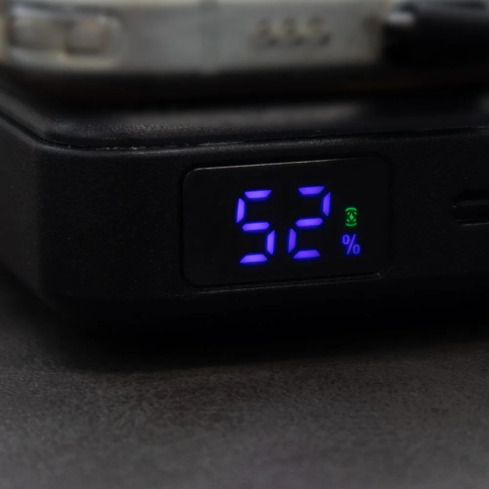 バッテリー残量を1％単位で表示するLEDディスプレイ（52％表示）
