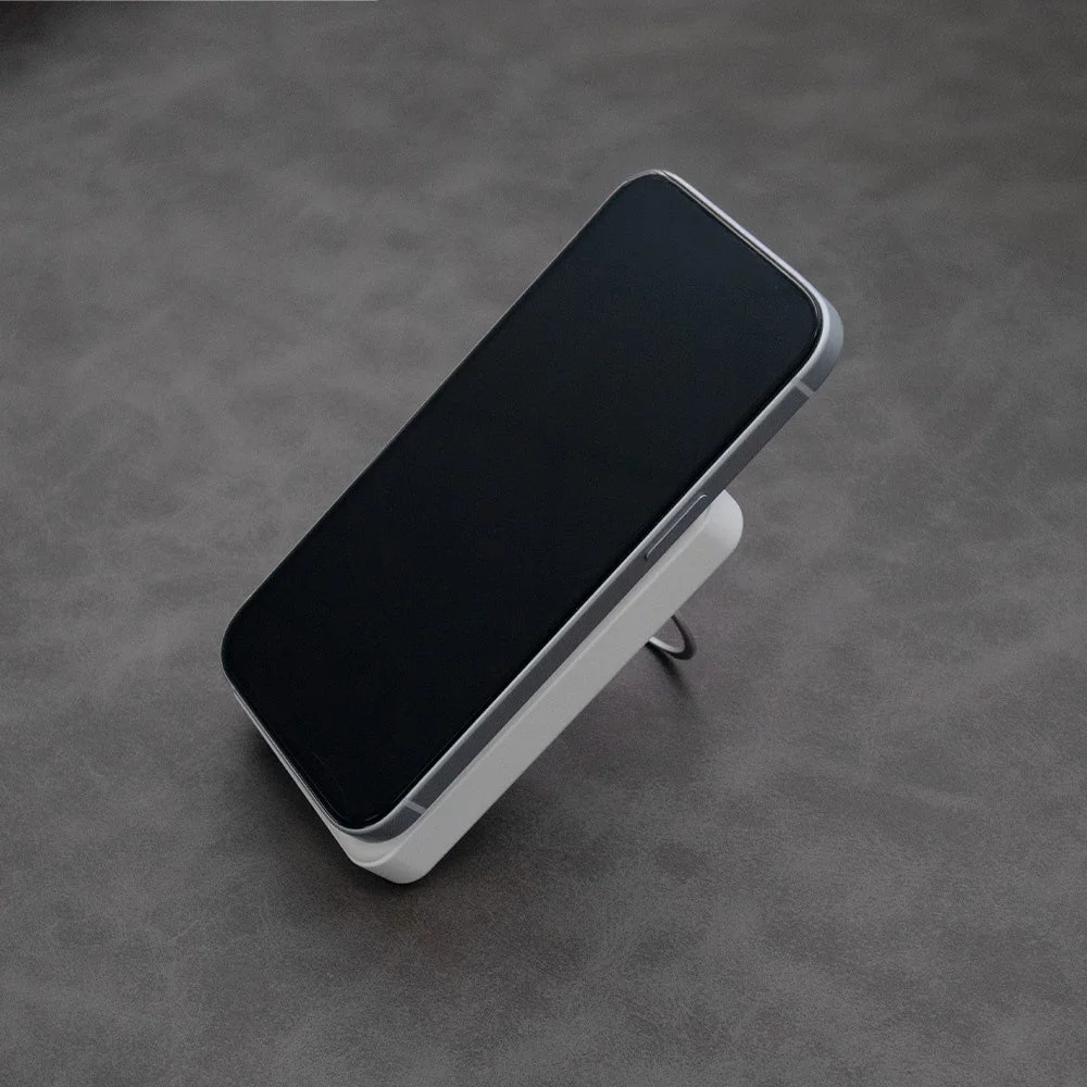 白いモバイルバッテリーにスマートフォンを磁石で吸着させ斜めに立てた様子