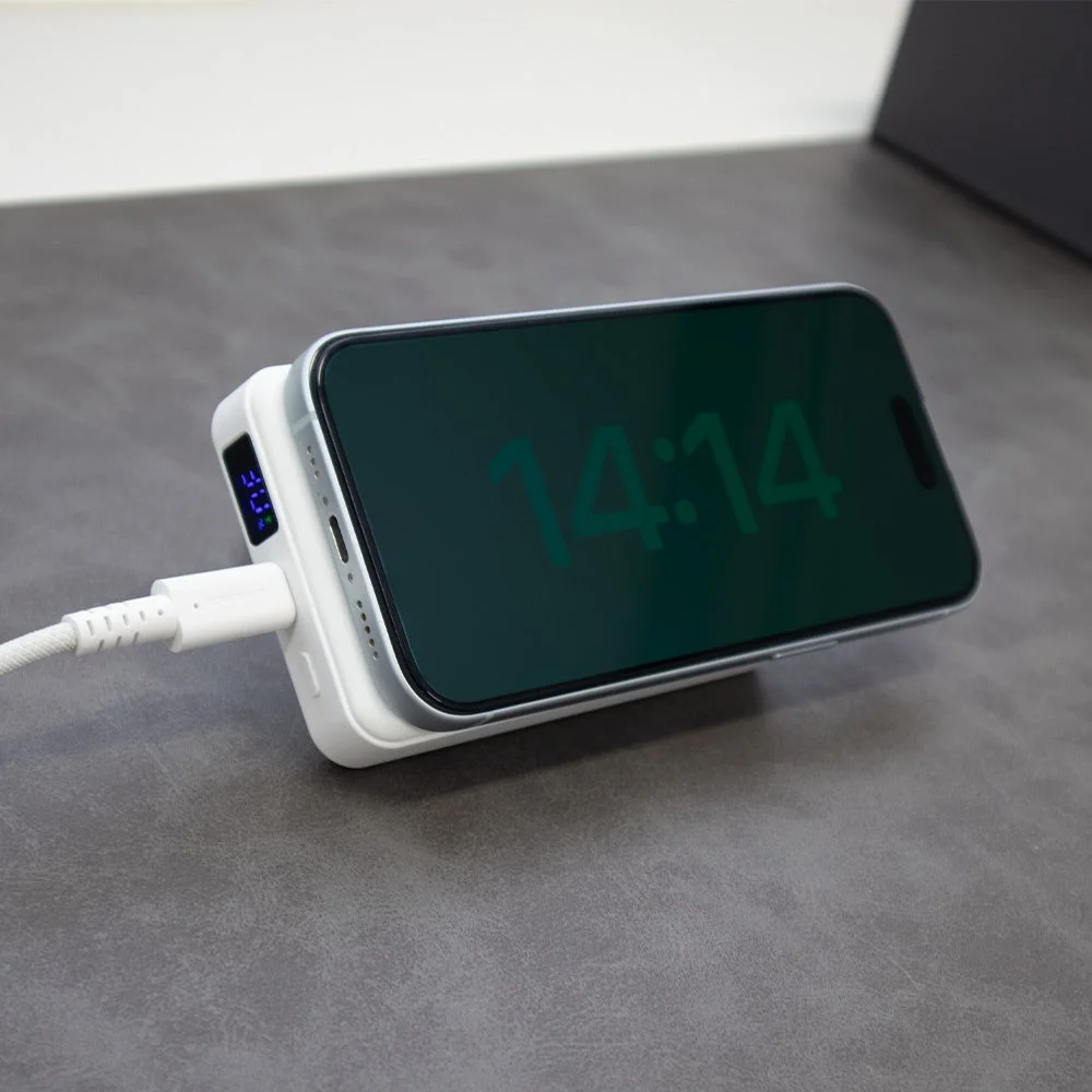 充電ケーブルを接続し、スマホをマグネットで立てて充電するパススルー充電の様子