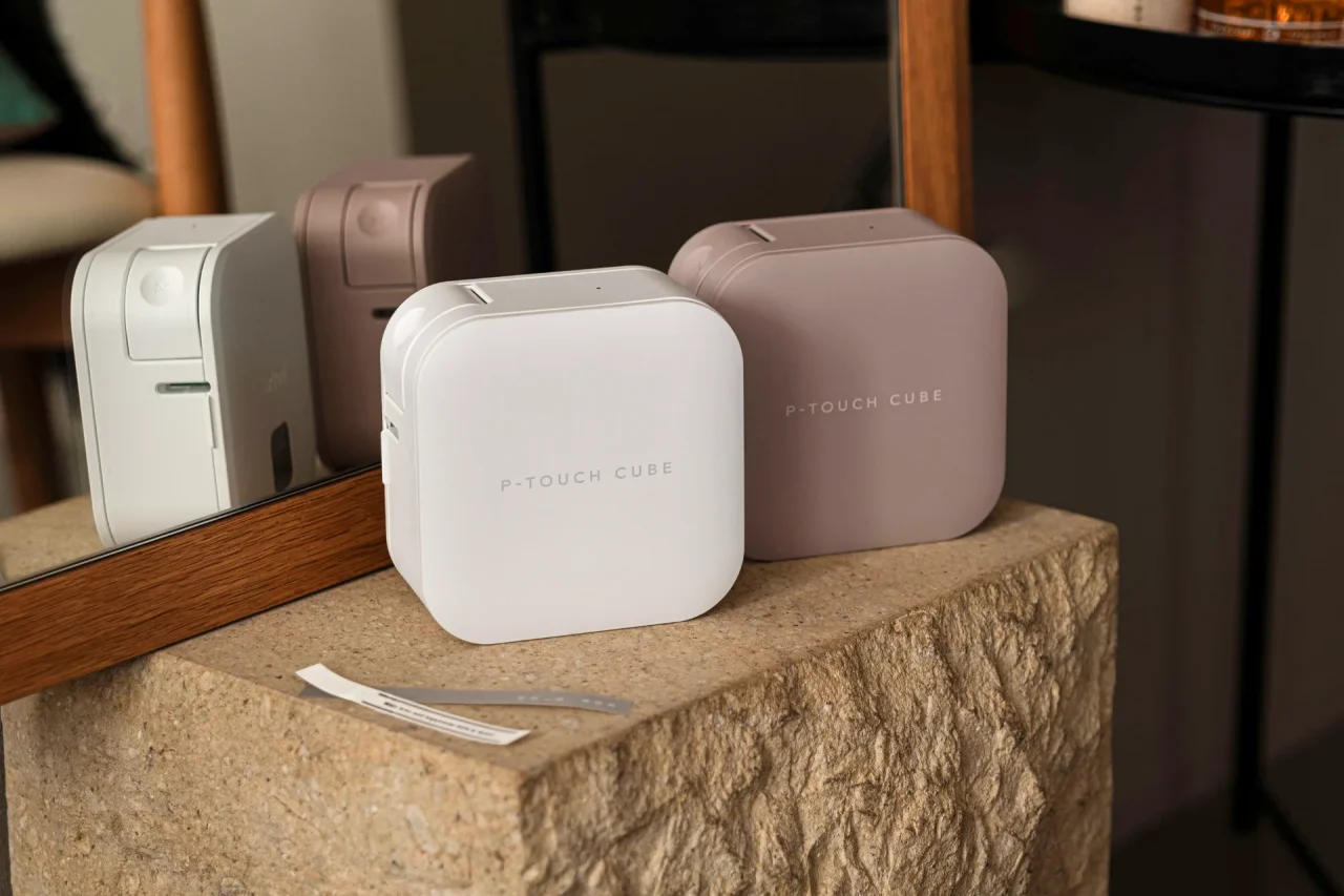P-TOUCH CUBEのホワイトとラテのラベルライターが石の台に並ぶ様子