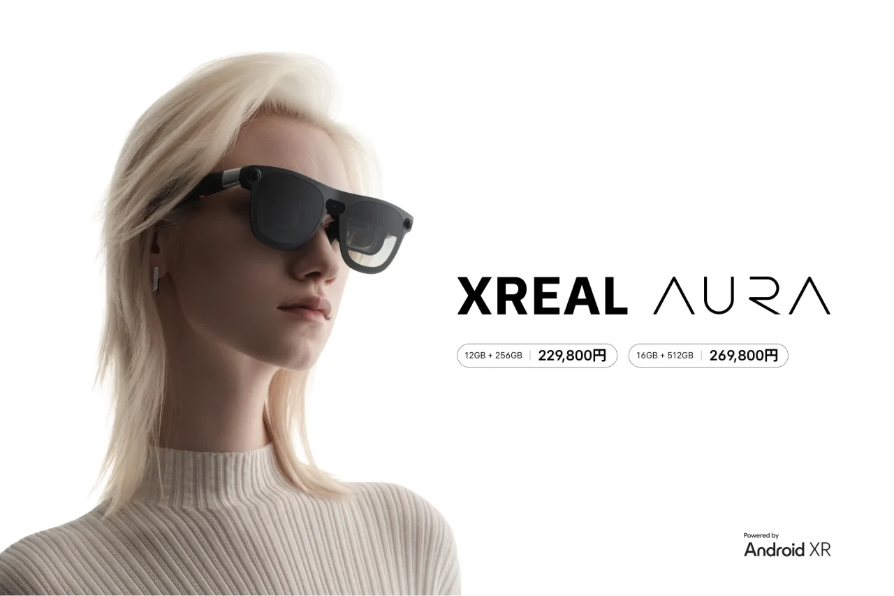 XREAL AURAを装着した金髪の女性と2モデルの価格表示