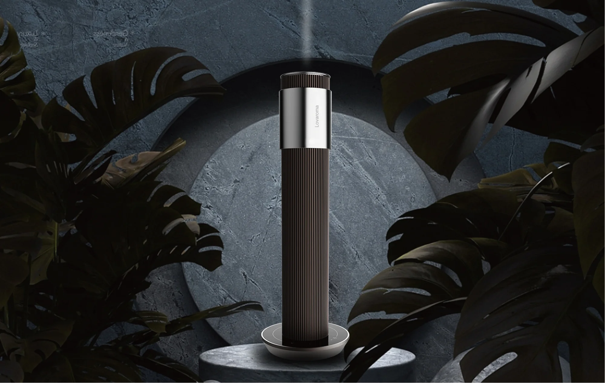 Lovaroma Core Diffuser Pro。観葉植物と石の台座に立つ筒型本体